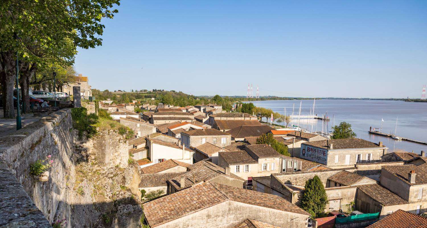 Village de Bourg-sur-Gironde aux toits en tuiles, au bord de l'estuaire