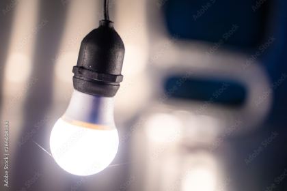 Ampoule LED allumée suspendue, diagnostic électricité