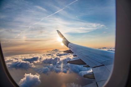 Vue aérienne depuis un hublot d'avion, état des nuisances sonores aériennes