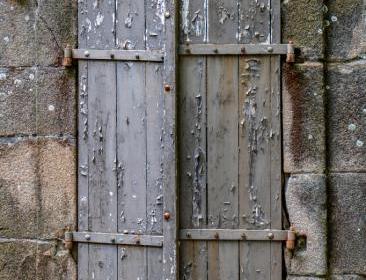 Volets en bois anciens sur mur en pierre, diagnostic plomb